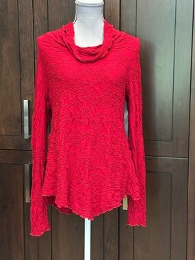 Sno Skin Women's Crinkled Long-Sleeve Top in Red